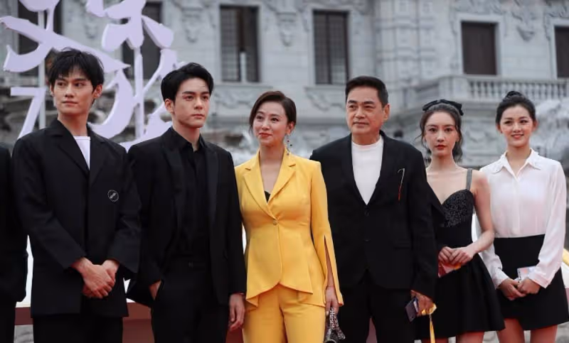 翁虹都是奶奶輩的人了,打扮得還跟小姑娘似的,穿黃西裝也太美了