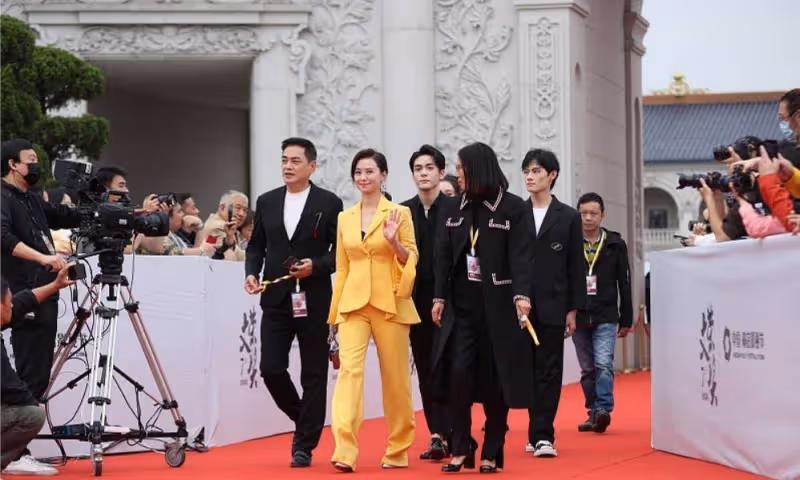翁虹都是奶奶輩的人了,打扮得還跟小姑娘似的,穿黃西裝也太美了