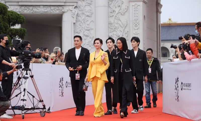 翁虹都是奶奶輩的人了,打扮得還跟小姑娘似的,穿黃西裝也太美了