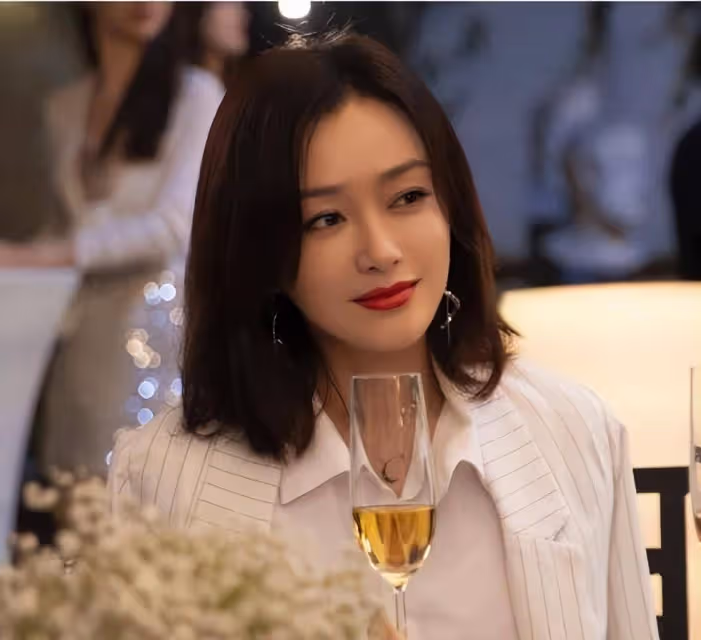 秦嵐扮美弄著波波頭卻被顯老,穿著富家小姐的衣服,卻太接地氣