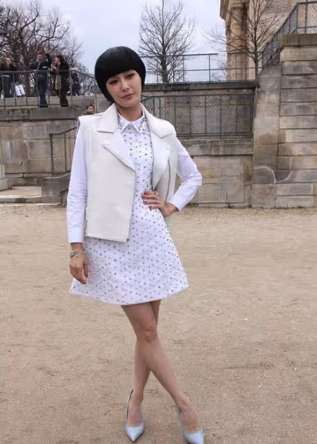 秦嵐扮美弄著波波頭卻被顯老,穿著富家小姐的衣服,卻太接地氣