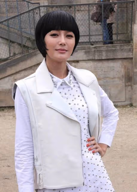 秦嵐扮美弄著波波頭卻被顯老,穿著富家小姐的衣服,卻太接地氣