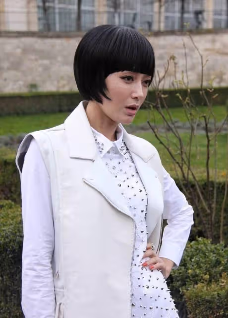 秦嵐扮美弄著波波頭卻被顯老,穿著富家小姐的衣服,卻太接地氣