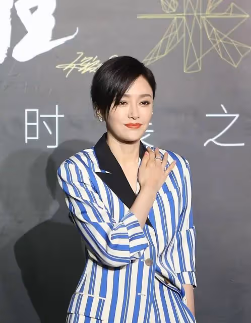 秦嵐扮美弄著波波頭卻被顯老,穿著富家小姐的衣服,卻太接地氣