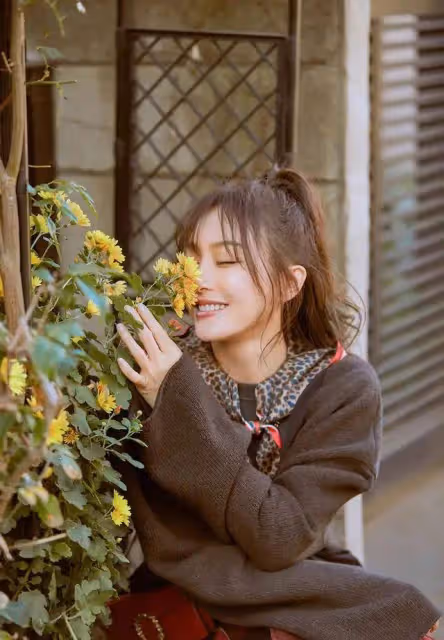 秦嵐扮美弄著波波頭卻被顯老,穿著富家小姐的衣服,卻太接地氣
