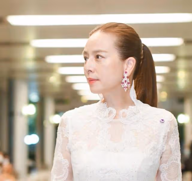 國外55歲華裔女子太仙了!穿白紗裙亮相皇家音樂會,比詩妮娜還美