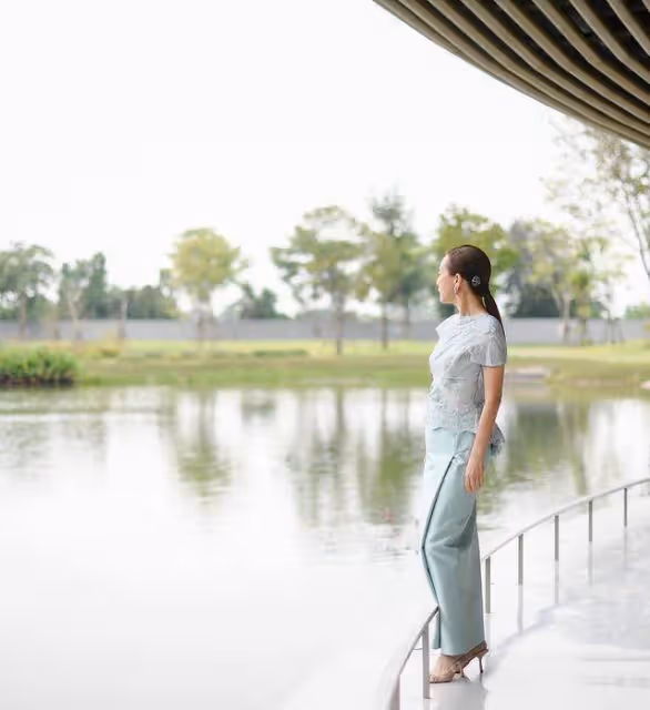 國外55歲華裔女子太仙了!穿白紗裙亮相皇家音樂會,比詩妮娜還美