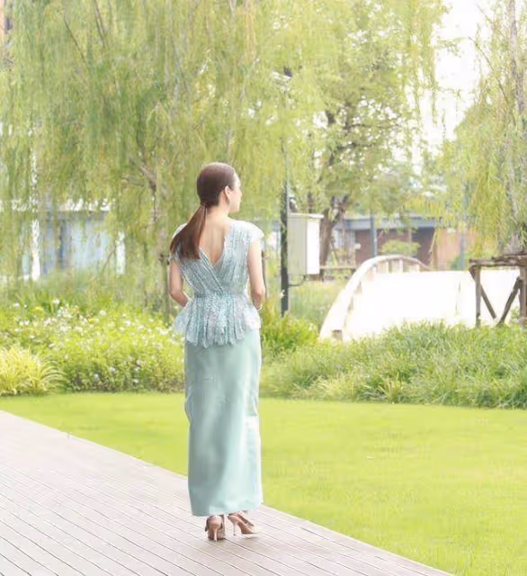 國外55歲華裔女子太仙了!穿白紗裙亮相皇家音樂會,比詩妮娜還美