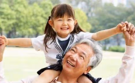 爺爺帶寶貝孫女睡覺從來不哭,媽媽好奇偷看後,卻破口大駡: 你不要臉孩子還要臉!