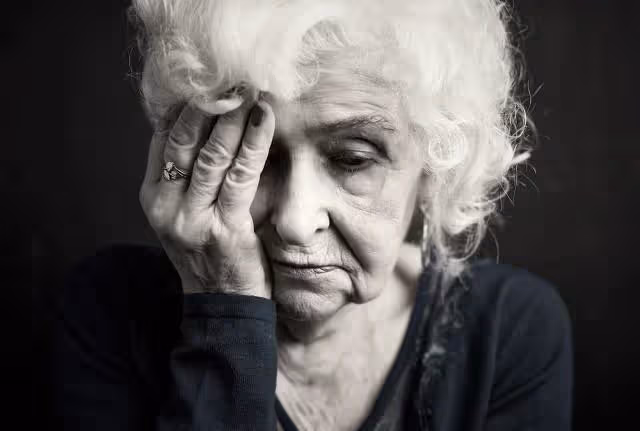 60歲大媽帶繼孫子逛街偶遇親孫女,孫女一句話,讓她破防崩潰大哭!