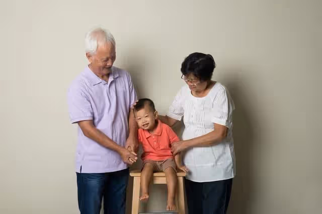 60歲大媽帶繼孫子逛街偶遇親孫女,孫女一句話,讓她破防崩潰大哭!