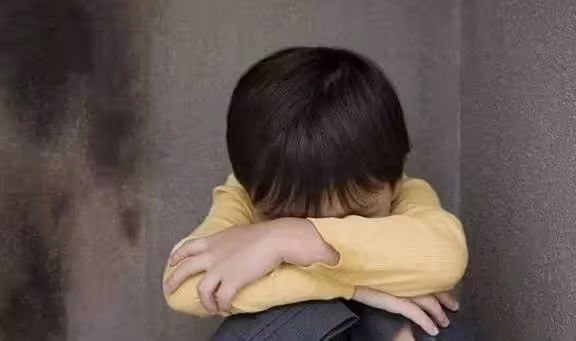 家住6樓!5歲兒子總說「窗外有人」父母不以為然 檢查後「醫生的話」讓他們痛哭不已