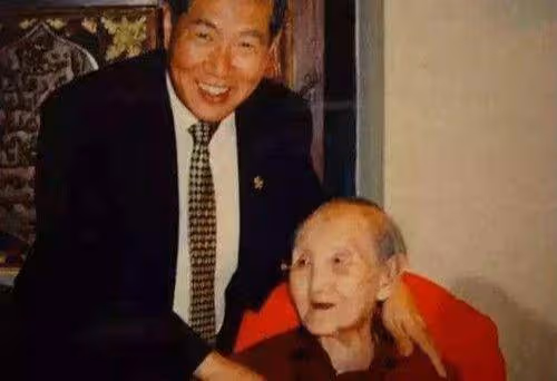 人間奇女子!她19歲出嫁,生5男8女全都養成博士,活到106歲,秘訣卻只有15字