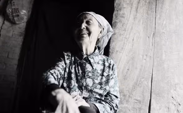 女兒接鄉下養母進城,女婿總用腳蹭她,低頭一看紅了眼眶,撲通一下跪在地上!