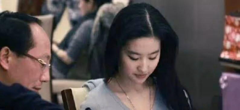 女明星「飯局照」流出,章子怡最豪放,最後一位脖子都紅了!