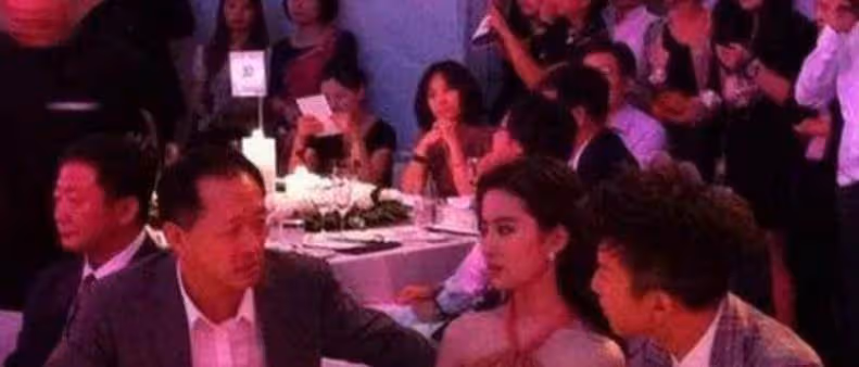 女明星「飯局照」流出,章子怡最豪放,最後一位脖子都紅了!