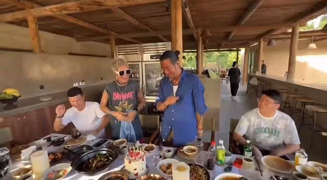 孫興回農村為富婆女友慶生！甜蜜親吻顯恩愛，女方白色寸頭似明星