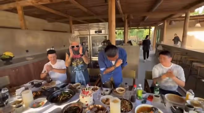 孫興回農村為富婆女友慶生！甜蜜親吻顯恩愛，女方白色寸頭似明星