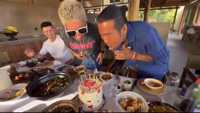 孫興回農村為富婆女友慶生！甜蜜親吻顯恩愛，女方白色寸頭似明星