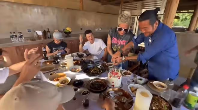 孫興回農村為富婆女友慶生!甜蜜親吻顯恩愛,女方白色寸頭似明星