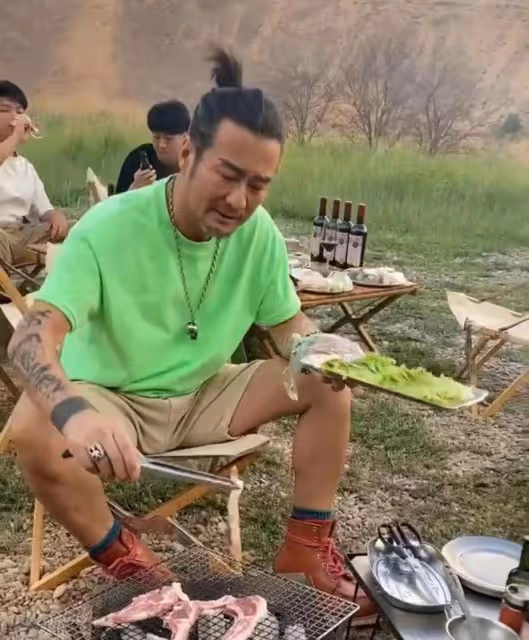孫興回農村為富婆女友慶生!甜蜜親吻顯恩愛,女方白色寸頭似明星