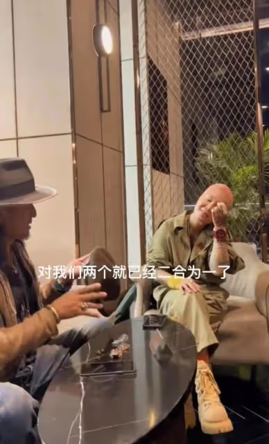 孫興回農村為富婆女友慶生!甜蜜親吻顯恩愛,女方白色寸頭似明星