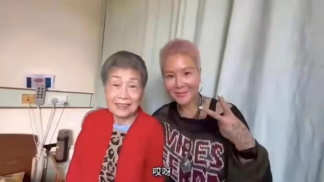 孫興回農村為富婆女友慶生!甜蜜親吻顯恩愛,女方白色寸頭似明星
