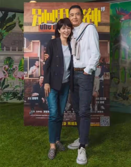 周潤發再引爭議!與鄭裕玲當眾嘴對嘴親吻,女方含情脈脈笑容燦爛