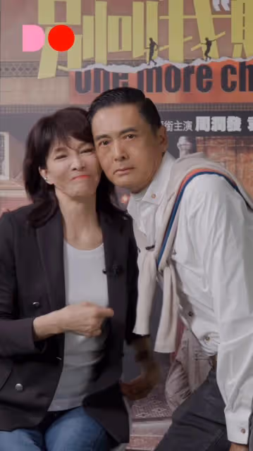 周潤發再引爭議!與鄭裕玲當眾嘴對嘴親吻,女方含情脈脈笑容燦爛