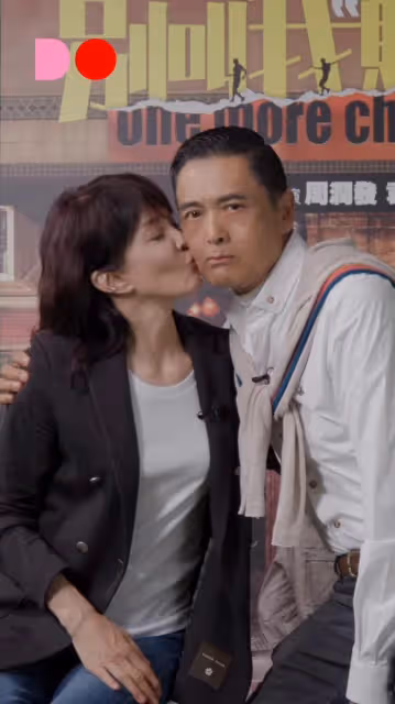 周潤發再引爭議!與鄭裕玲當眾嘴對嘴親吻,女方含情脈脈笑容燦爛