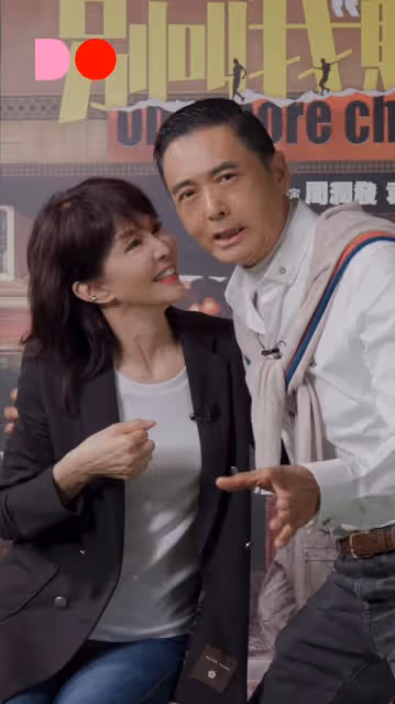 周潤發再引爭議!與鄭裕玲當眾嘴對嘴親吻,女方含情脈脈笑容燦爛
