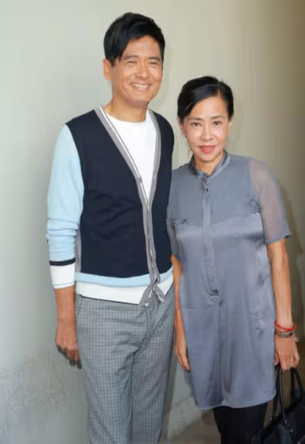 周潤發再引爭議!與鄭裕玲當眾嘴對嘴親吻,女方含情脈脈笑容燦爛