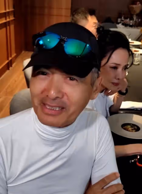 周潤發再引爭議!與鄭裕玲當眾嘴對嘴親吻,女方含情脈脈笑容燦爛