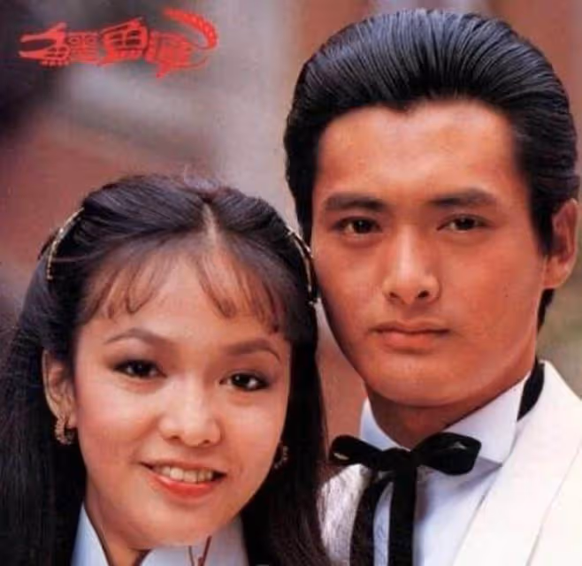 周潤發再引爭議!與鄭裕玲當眾嘴對嘴親吻,女方含情脈脈笑容燦爛