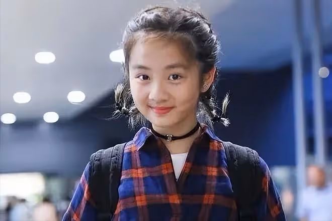 黃磊女兒多多盛裝出席班級舞會,濃妝艷抹不像本人,小細腰太搶鏡