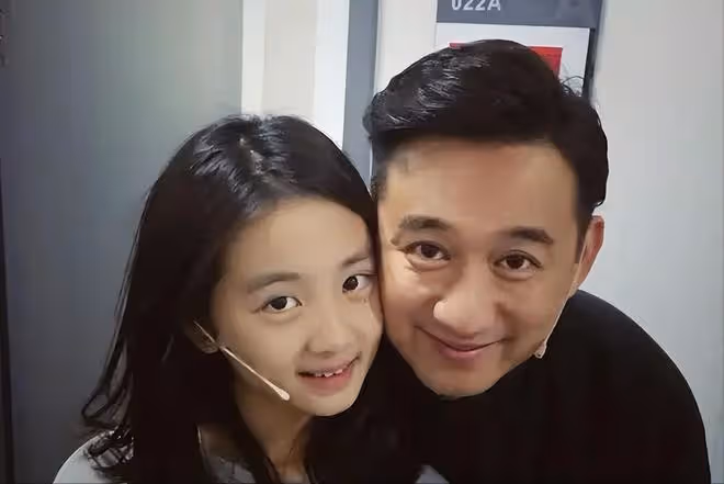 黃磊女兒多多盛裝出席班級舞會,濃妝艷抹不像本人,小細腰太搶鏡