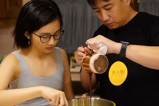 黃磊女兒多多盛裝出席班級舞會,濃妝艷抹不像本人,小細腰太搶鏡