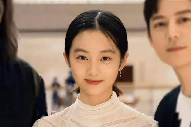 黃磊女兒多多盛裝出席班級舞會,濃妝艷抹不像本人,小細腰太搶鏡