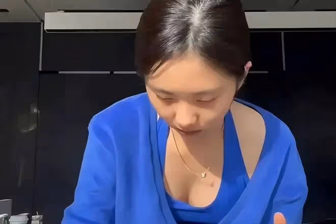 黃磊女兒多多盛裝出席班級舞會,濃妝艷抹不像本人,小細腰太搶鏡