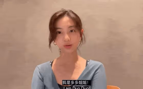 黃磊女兒多多盛裝出席班級舞會,濃妝艷抹不像本人,小細腰太搶鏡