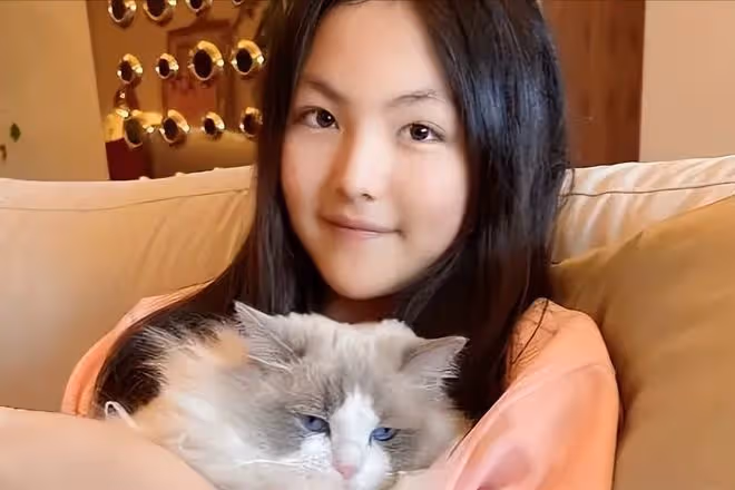 黃磊女兒多多盛裝出席班級舞會,濃妝艷抹不像本人,小細腰太搶鏡