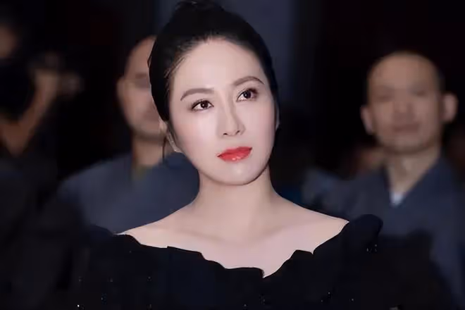 43歲葉璇官宣結婚!婚戒無鑽、婚紗簡陋發黃,藉機賣書太寒酸