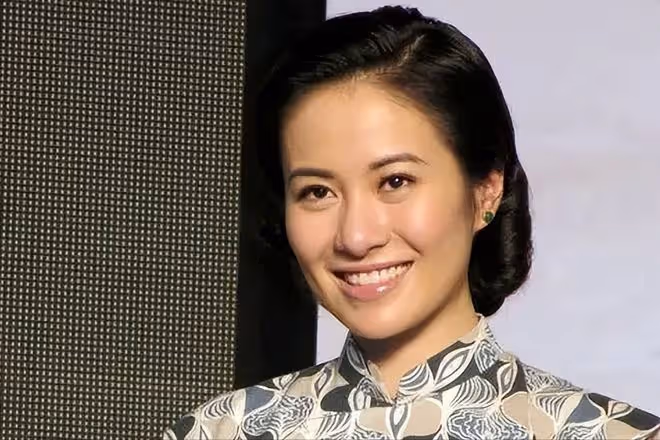 43歲葉璇官宣結婚!婚戒無鑽、婚紗簡陋發黃,藉機賣書太寒酸