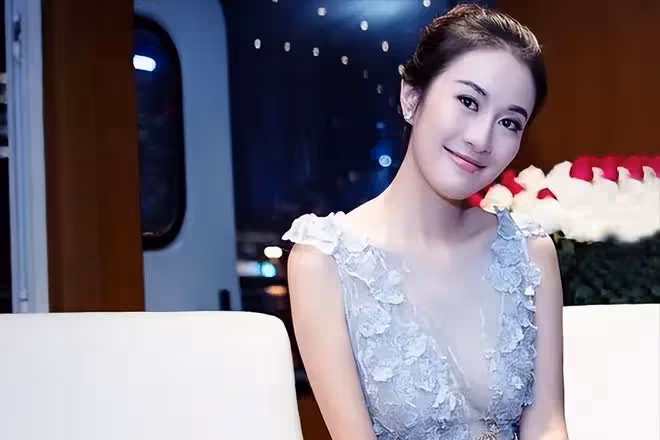 43歲葉璇官宣結婚!婚戒無鑽、婚紗簡陋發黃,藉機賣書太寒酸