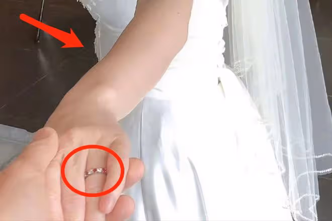43歲葉璇官宣結婚!婚戒無鑽、婚紗簡陋發黃,藉機賣書太寒酸