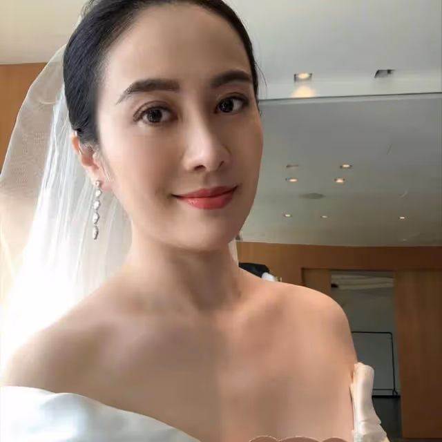 43歲葉璇官宣結婚!婚戒無鑽、婚紗簡陋發黃,藉機賣書太寒酸