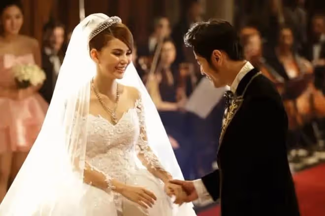43歲葉璇官宣結婚!婚戒無鑽、婚紗簡陋發黃,藉機賣書太寒酸