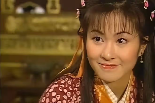43歲葉璇官宣結婚!婚戒無鑽、婚紗簡陋發黃,藉機賣書太寒酸
