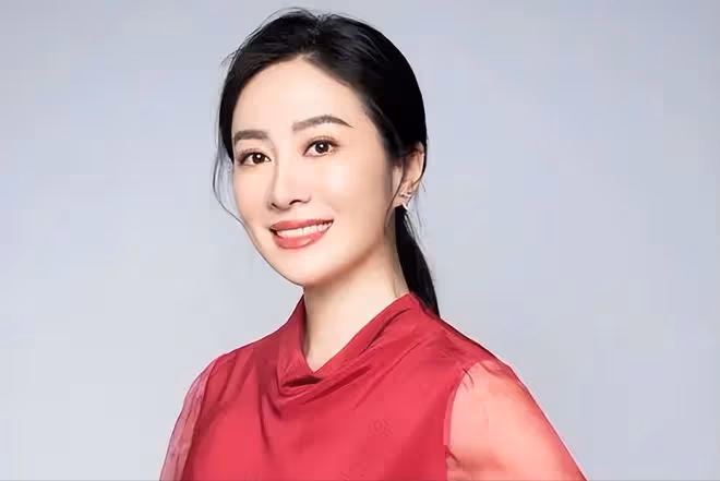 43歲葉璇官宣結婚!婚戒無鑽、婚紗簡陋發黃,藉機賣書太寒酸