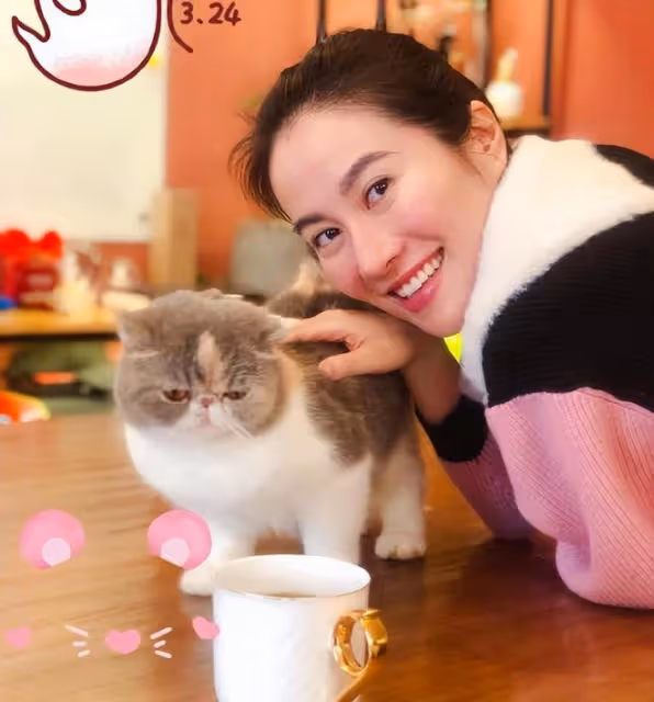 43歲葉璇官宣結婚!婚戒無鑽、婚紗簡陋發黃,藉機賣書太寒酸
